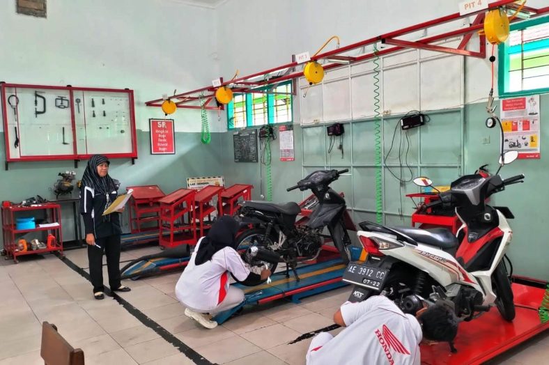Praktik Bengkel SMK Teknik Mesin